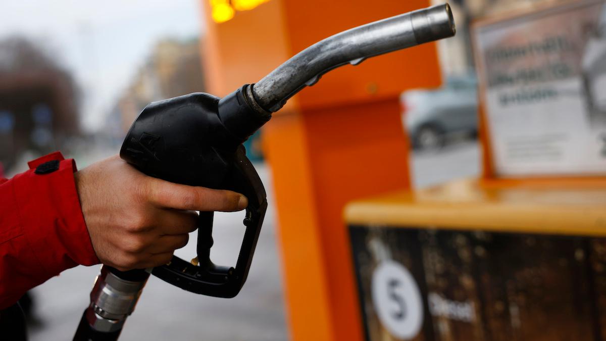 Efter Rysslands invasion av Ukraina har oljepriset stigit, vilket gör att även priserna på bensin och diesel stiger