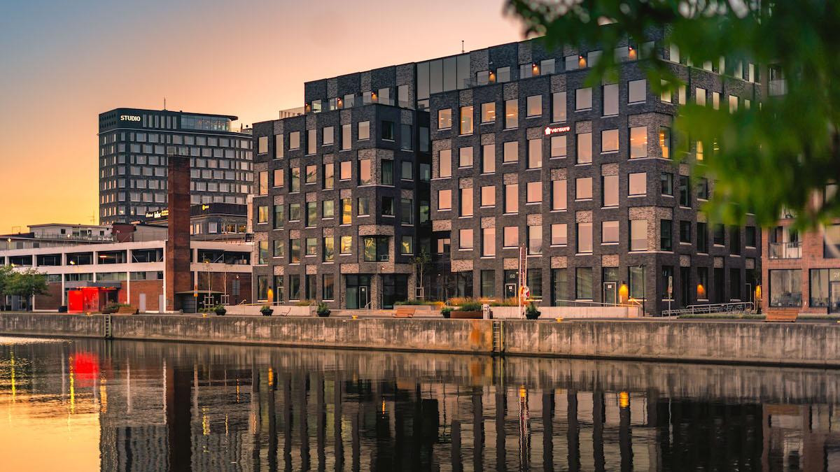 Skanska Kommersiell Fastighetsutveckling har sålt kontorsfastigheten Epic i Malmö till Skanska Förvaltningsfastigheter för cirka 750 miljoner kronor