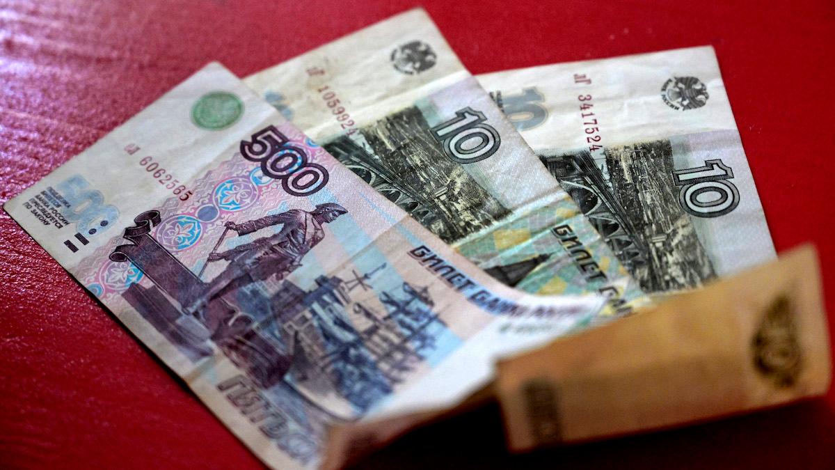 Ryska rubeln når högsta värdet sedan 2020
