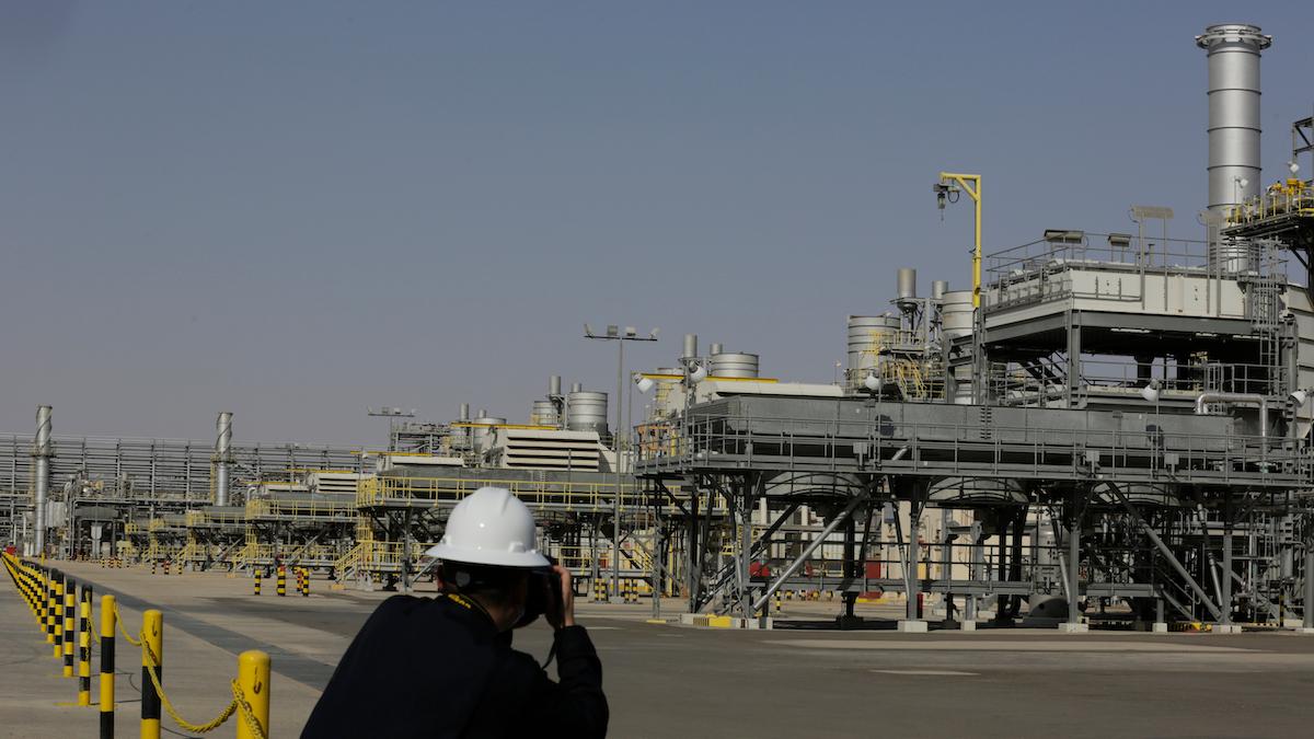 Aramcos oljefält i Khurais, det saudiarabiska oljebolaget rapporterade på söndagen en nettovinst för helåret 2021 på 110 miljarder dollar, nästan 1 039 miljarder kronor.