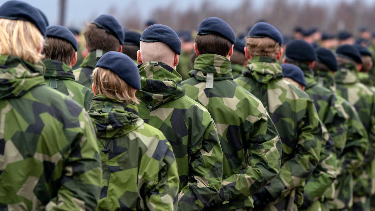 Hundratals svenskar sägs vara intresserade av att strida i Ukrainas internationella brigad och på torsdag åker de första svenskarna dit