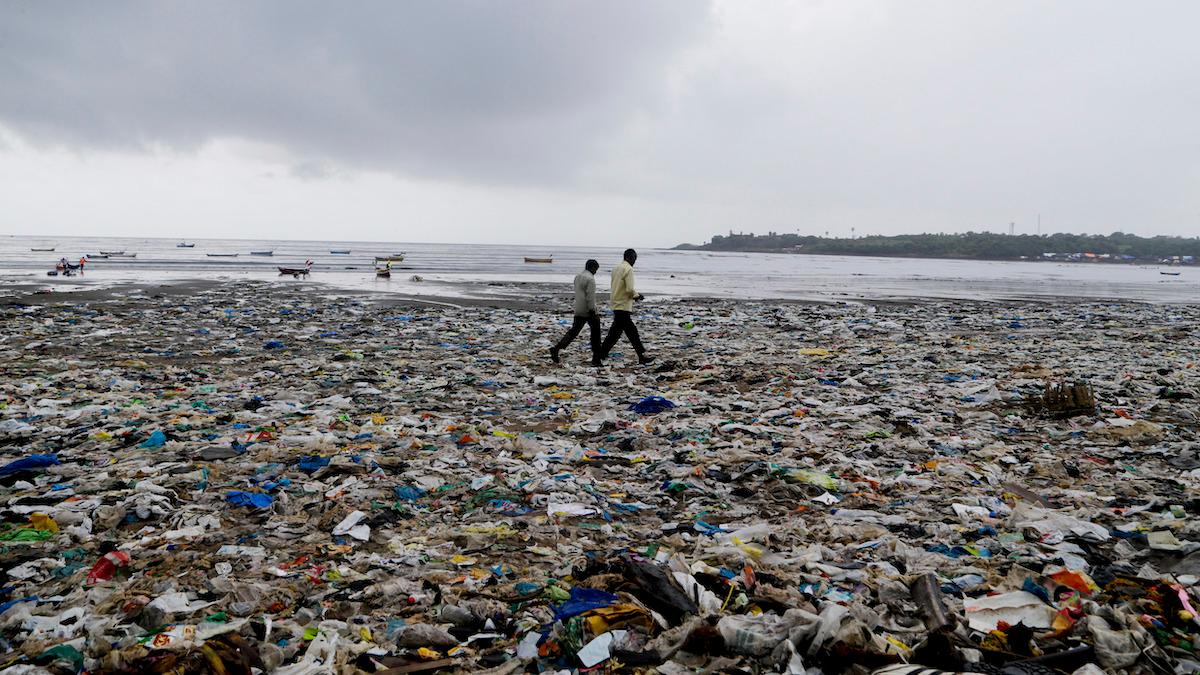 En strand i Bombay, enorma mängder plast dumpas i naturen varje år och mikroplaster kontaminerar nu hela vår jord, ny froskning visar att mikroplaster nu även finns i vårt blod