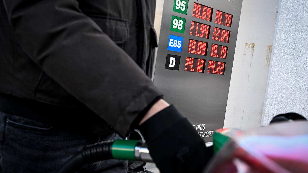 De höga bränslepriserna ger klirr i statskassan.