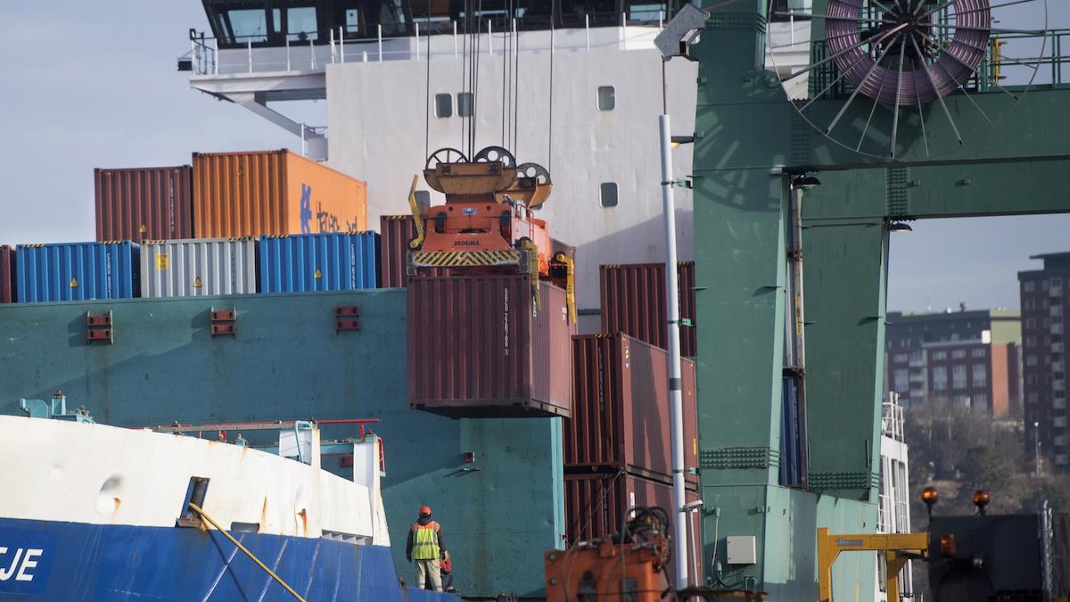 Svenska Hamnarbetarförbundet har beslutat om blockad mot ryskägda fartyg, fartyg till och från Ryssland och ryskt gods och hamnarbetare kommer inte befatta sig med dessa fartyg.