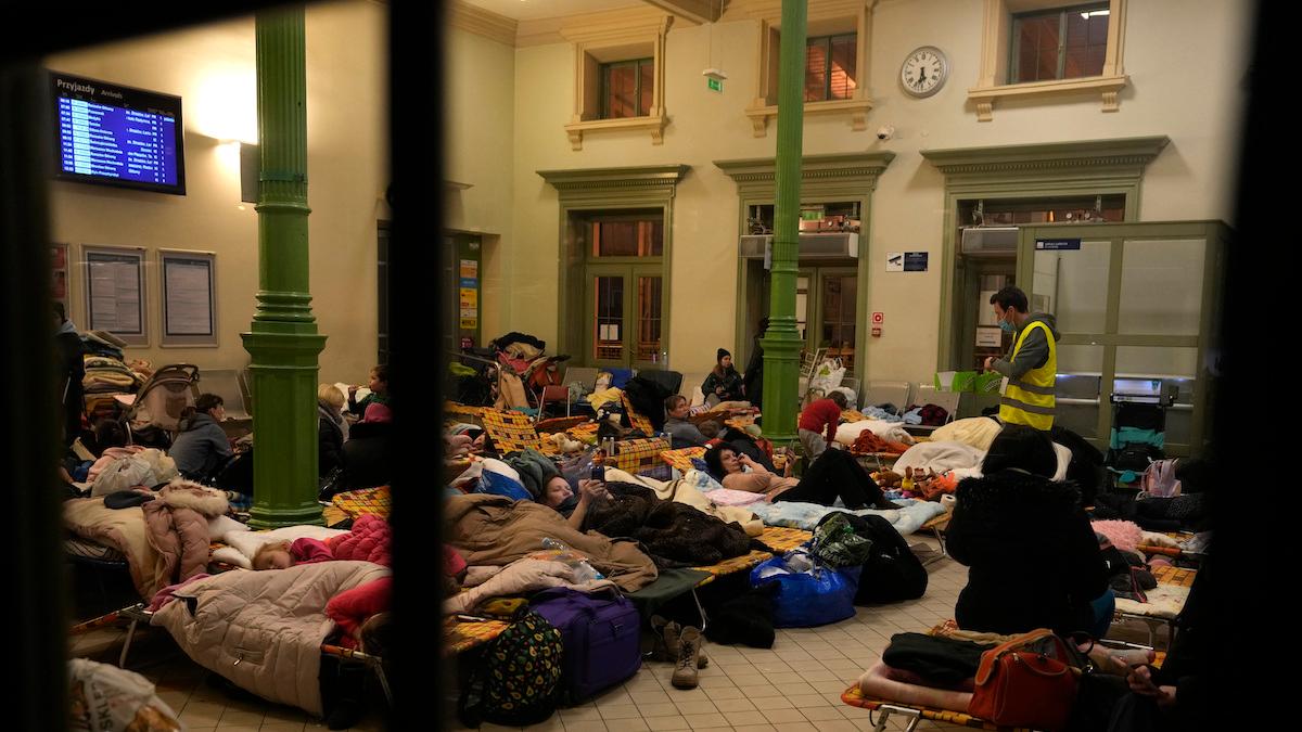 Krig kan vara idealiska för spridningen av infektionssjukdomar som covid-19, när många sårbara människor samlas. Här sover kvinnor och barn som flytt Ukraina på en tågstation i Polen
