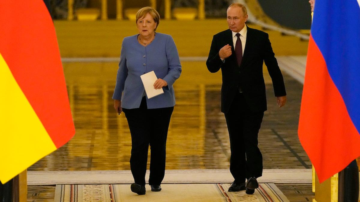 Ryssland oprovocerade attack på Ukraina gör att politiska analytiker nu omvärderar Tysklands förra förbundskansler Angela Merkels relation med Rysslands president Vladimir Putin