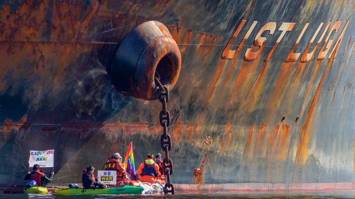 Greenpeace blockerar rysk olja i Norge – kedjar fast sig