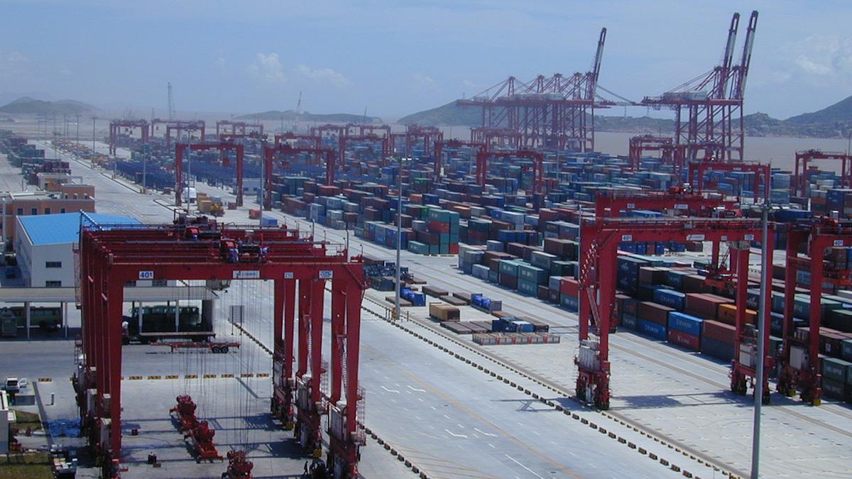 Nedstängningar på grund av covid-19-utbrottet i Shanghai gör att containrar inte kan lossas och ansamlas i stadens hamn, som är Kinas största. Det kan i förlängningen leda till förseningar och högre fraktkostnader.