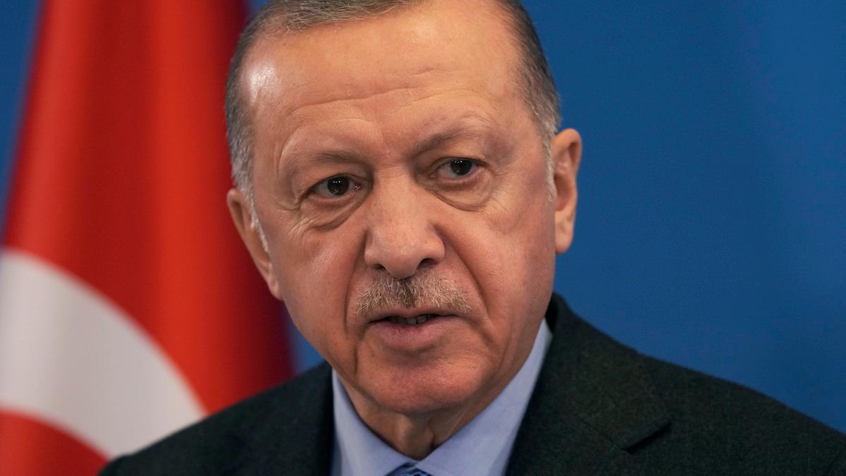 Turkiets president Tayyip Erdogan tror inte på ränta och för att hindra stigande inflation har landets räntor sänkts de senaste åren i stället för höjts, något som haft negativ effekt på landets ekonomi.