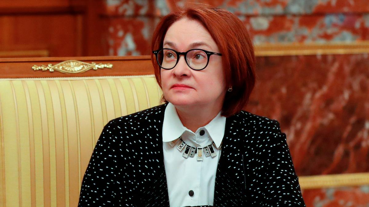 Den ryska centralbankens chef, Elvira Nabiullina. antydde på måndagen att effekterna av sanktionerna mot Ryssland börjar sprida sig från landets finansmarknader till realekonomin