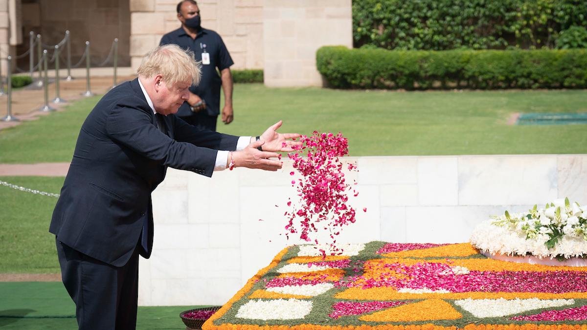 Under premiärminister Boris Johnsons handelsresa i Indien, här vid Ghandis minnesplats, beslutade det brittiska parlamentet att utreda om han ljugit för parlamentet i samband med fester under pandemin.