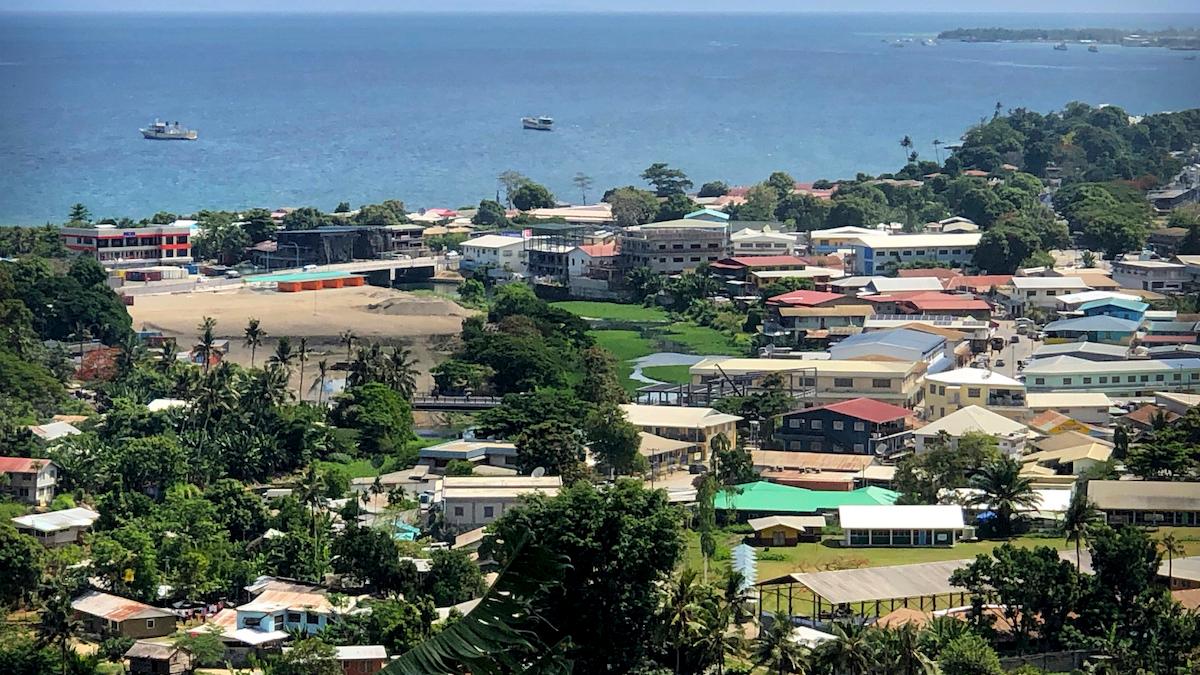 Diplomater har rest till Salomonöarnas huvudstad Honiara efter att utkastet till ett säkerhetsavtal med Kina läckt men nu har avtalet som ger kinesisk polis och militär tillgång till Salomonöarna undertecknats.