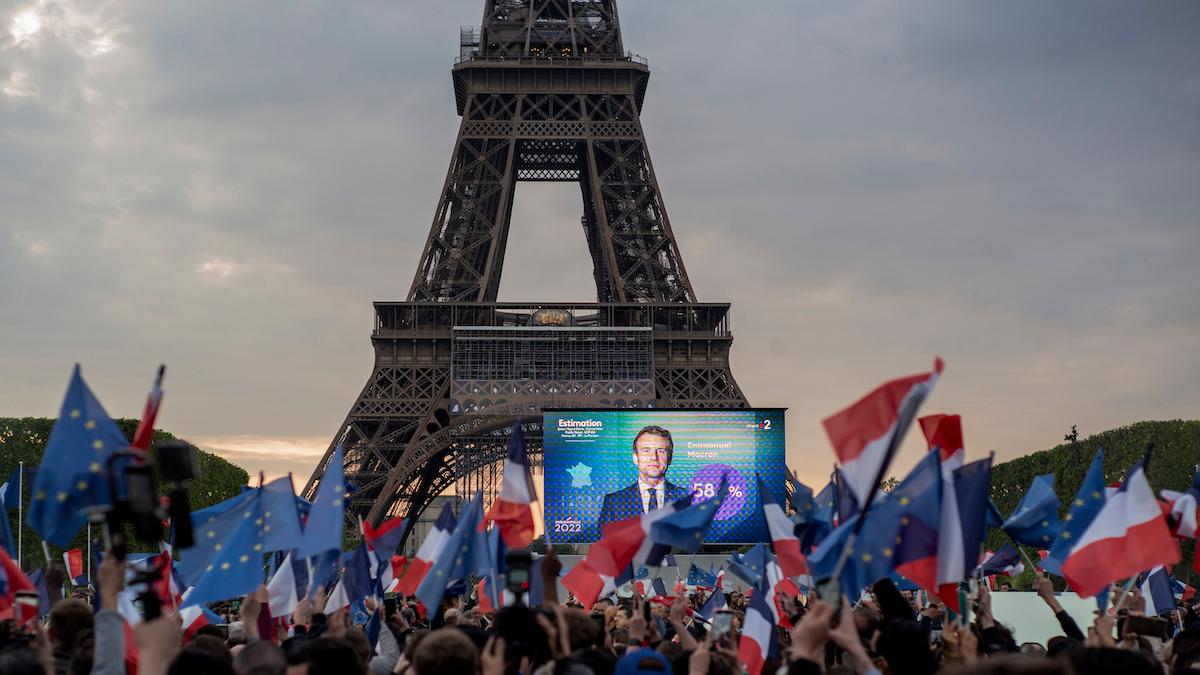 "Många av våra landsmän har röstat på mig idag, inte för att stödja de idéer jag representerar, utan för att stå i vägen för de från extremhögern", sade Emmanuel Macron vid ett dystert segermöte vid foten av Eiffeltornet på söndagskvällen.