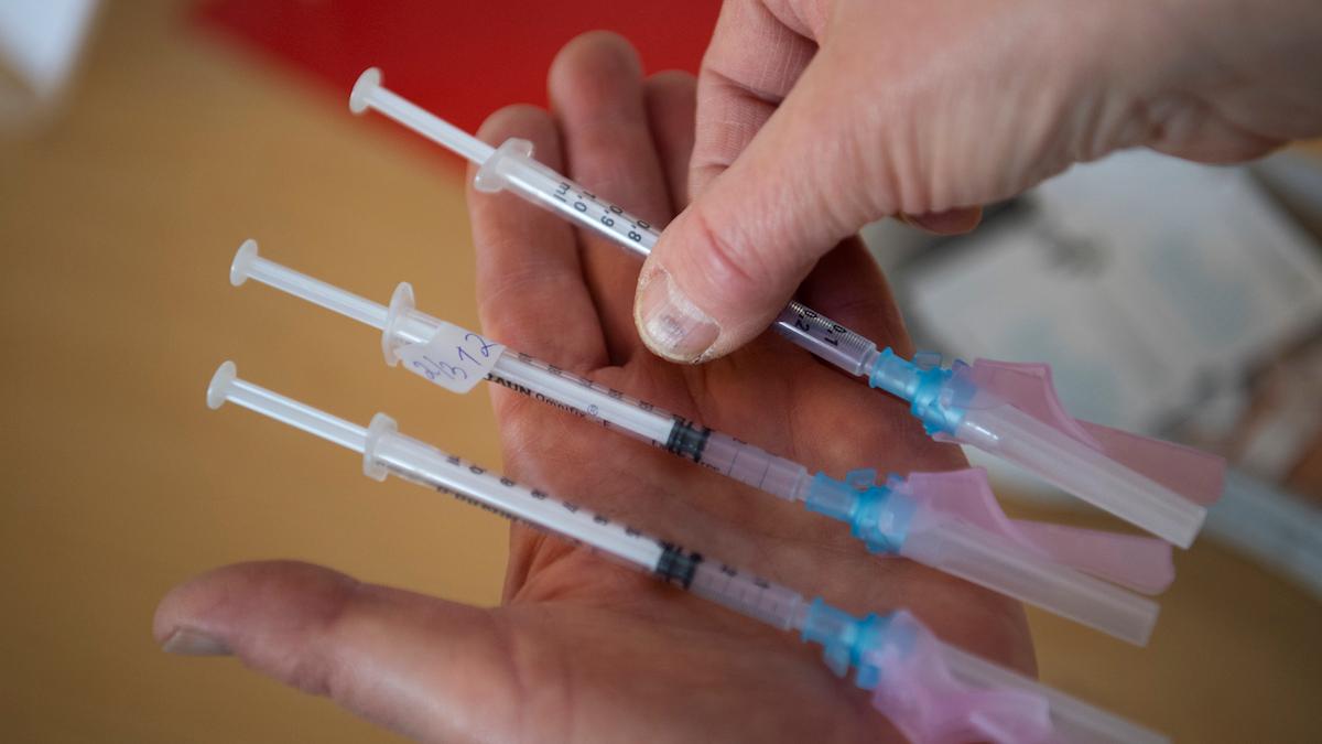 En ny studie visar att en fjärde dos covid-19-vaccin verkar ge ett kort skydd mot infektion och att skyddet mot svår sjukdom och död varar i minst flera veckor.