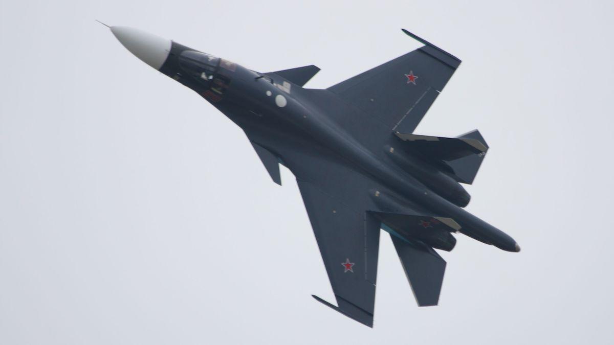 Enligt Storbritanniens försvarsminister har GPS-mottagare hittats fasttejpade på instrumentbrädorna på nedskjutna ryska stridsflygplan Su-34.