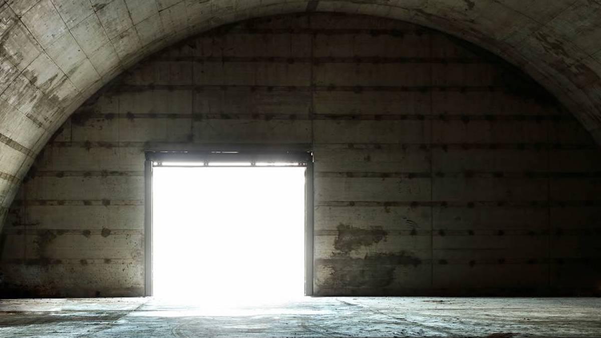 I Finland finns skyddsrum som står emot sprängningar, strålning, giftig gas och farliga kemikalier. Omvärldssituationen har gjort att Finland har tagit initiativ till att en ny, internationell standard för skyddsrum skapas.