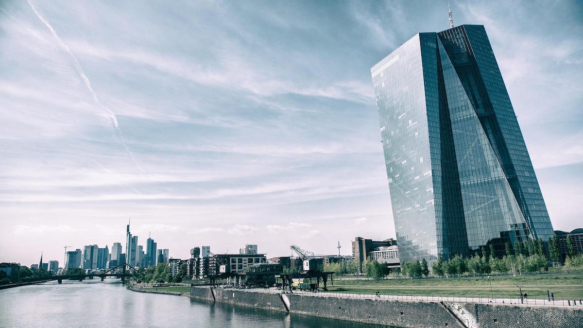 Den Europeiska centralbanken i Frankfurt. Inflationen i euroområdet accelererar och nu intensifieras den Europeiska centralbankens diskussioner om räntehöjningar