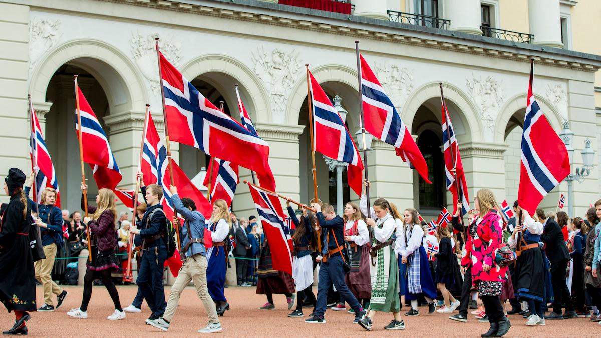 I dag firar Norge sin nationaldag och firandet kostar för norrmännen, trots att norska löner är mycket högre än svenska är det dyrare att bo där.