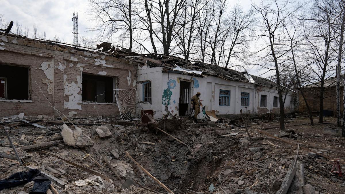Ett sjukhus skadat av ett ryskt bombattentat i Mykolaiv, Ukraina. WHO kräver nu att 226 dokumenterade ryska attacker mot hälsoinrättningar i Ukraina utreds.