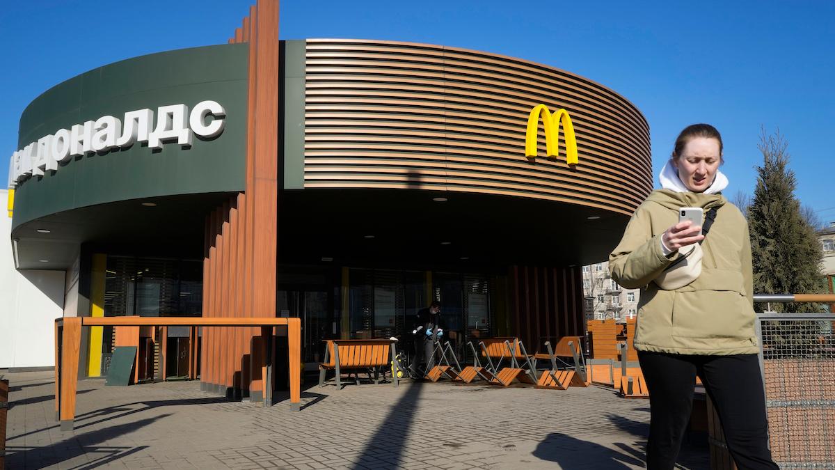 På grund av Rysslands invasion av Ukraina har nu McDonald's påbörjat en process för att sälja sin verksamhet i Ryssland.