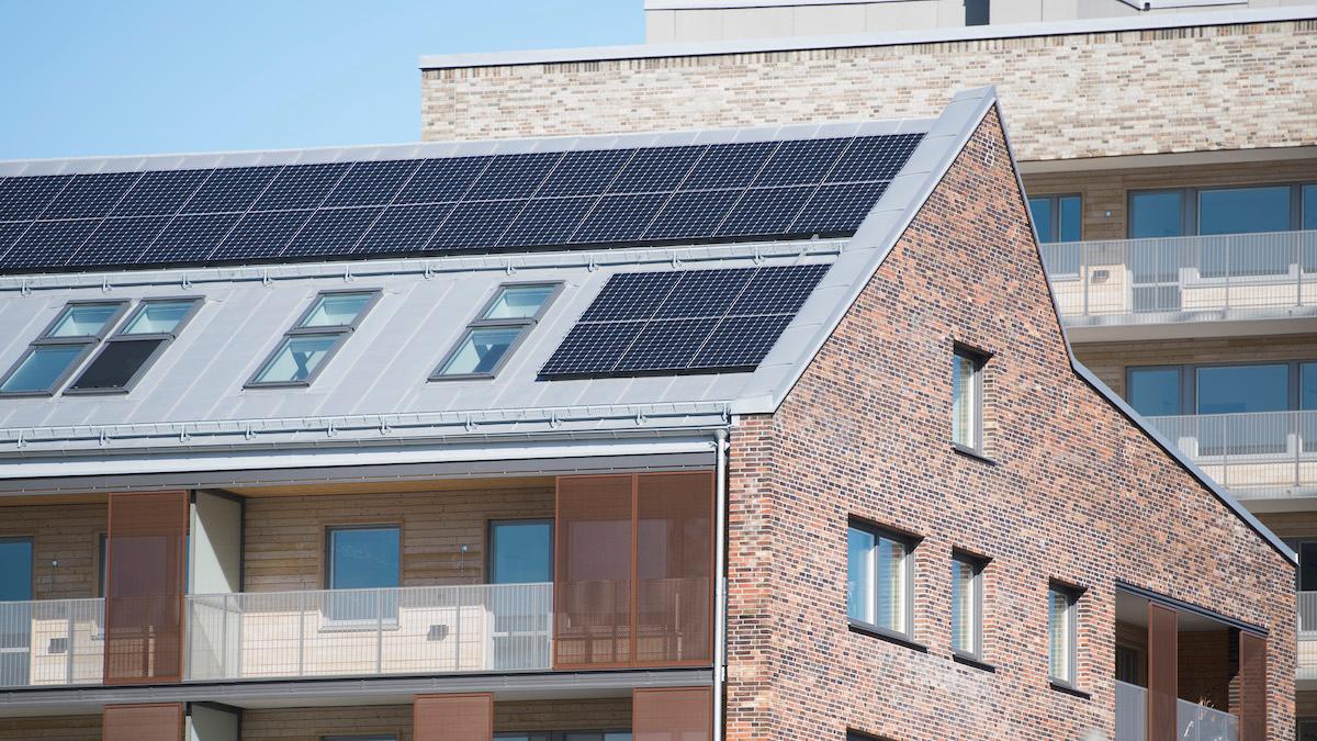 I utkastet till solenergistrategi föreslår EU-kommissionen bland annat att det ska bli obligatoriskt att installera solpaneler på alla nya byggnader.