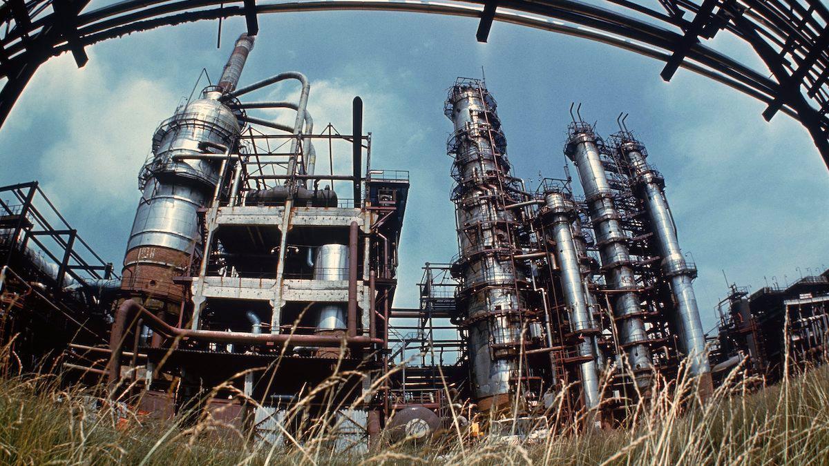 Ryskt oljeraffinaderi. När olja och gas fasas ut kommer fyndighet, utrustning och företag som exempelvis oljeraffinaderier inte längre ha något värde.