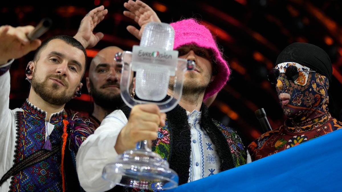 Kristallmikrofonen som det ukrainska bandet Kalush Orchestra vann i Eurovisionsschlagerfestivalen har auktionerats ut på Facebook för cirka 8,8 miljoner kronor.