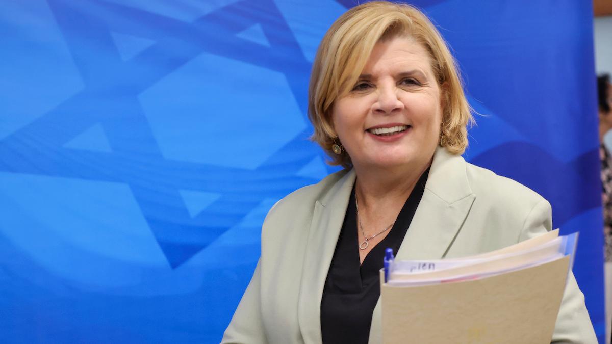 Israels ekonomi- och industriminister Orna Barbivai har undertecknat ett firhandelsavtal med Förenade Arabemiraten