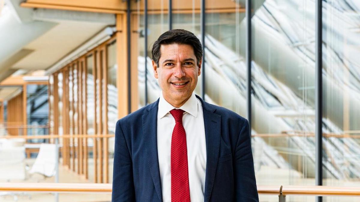 "Att upprätthålla en god samordning av den offentliga politiken kommer att vara avgörande för att hantera de ekonomiska effekterna av kriget och kommer att skicka en tydlig signal till marknaderna, minska osäkerheten och dämpa riskerna för en ny lågkonjunktur", säger Europeiska Investmentbankens vice president Ricardo Mourinho Félix.