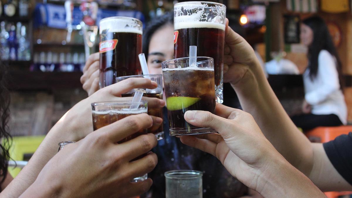 Att berusningsdricka fem glas eller mer efter varandra på helgen blir vanligare bland vuxna och ökar risken att drabbas av alkoholrelaterade problem, även om alkoholkonsumtionen resten av veckan är obefintlig.