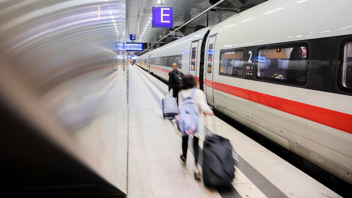 Ett ICE-tåg på Berlins centralstation. Nästa år kommer sådana tåg börja köra sträckan Berlin–Paris på sju timmar