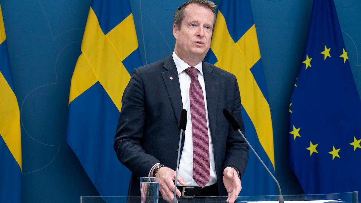Integrations- och migrationsminister Anders Ygeman (S) presenterar regeringens förslag att höja försörjningskravet för arbetskraftsinvandrare, en expert på kompetensförsörjning tycker dock att det är fel väg att gå