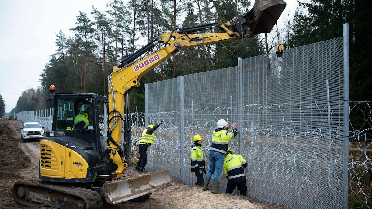Litauen förstärker här gränsen mot Belarus med ett stängsel. Nu vill Finland ändra sin gränslagstiftning så att den tillåter att barriärer, som stängsel, byggs mot Ryssland