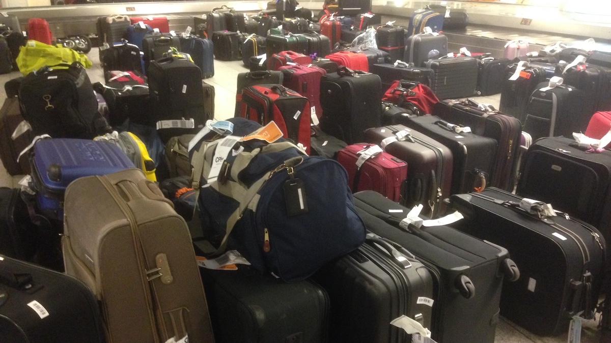 Flygplatser i Europa och Nordamerika saknar markpersonal och bagage samlas i hög bredvid flygplatsernas bagagebälten. Många passagerare klagar på att deras bagage kommit bort och en del får vänta flera dagar på att få det.