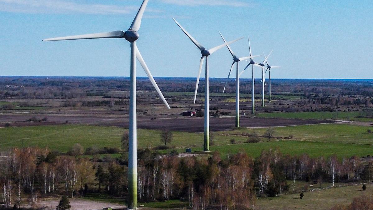 Handläggningstiden för beslut om landbaserad vindkraft fördubblades förra året.