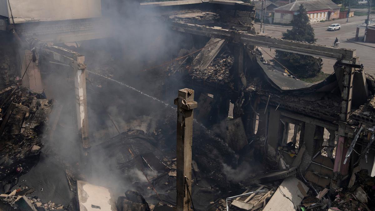Ett förstört kulturcentrum i Derhachi, östra Ukraina, i maj, efter ett luftangrepp från Ryssland