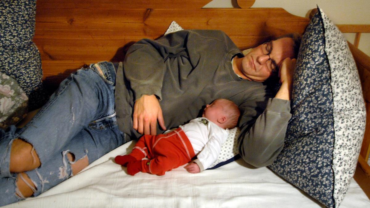 Den amerikanska branschorganisation för barnläkare, AAP, menar att spädbarn aldrig ska sova i samma säng som sina föräldrar och att somna på soffan med en bebis också kan utsätta barnet för risker