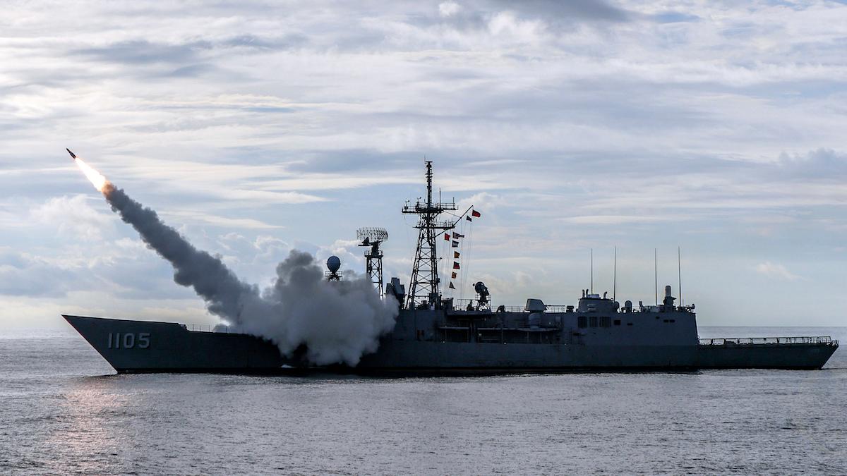 En luftvärnsmissil avfyras från ett Taiwanesiskt krigsfartyg när landets militär nyligen genomförde missilövningar. USA har nu godkänt försäljning av delar till underhåll av Taiwans krigsfartyg