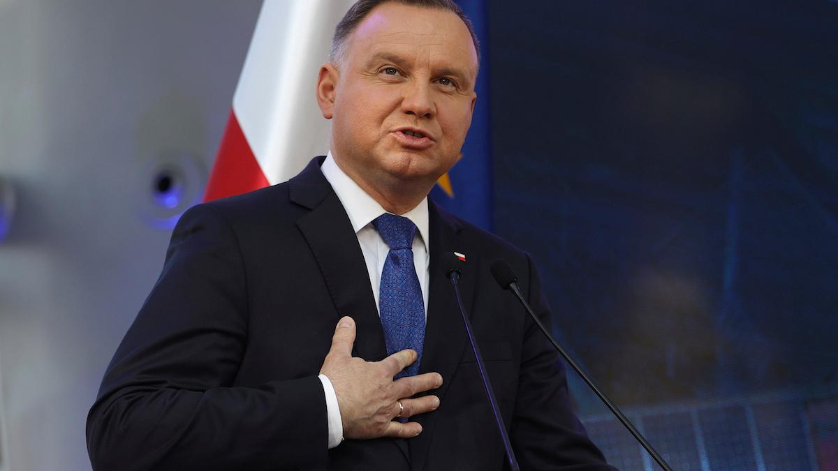 Polens president Andrzej Duda undrar varför Tysklands och Frankrikes ledare talar med Putin, han menar att samtalen är värdelösa och legitimerar Putins krigsbrott.