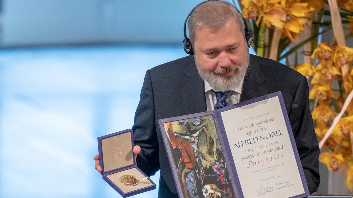 Den ryska journalisten Dmitrij Muratov med sitt fredspris vid utdelningen av Nobels fredspris i oktober 2021. Prismedaljen har nu sålts på auktion till stöd för ukrainska flyktingbarn