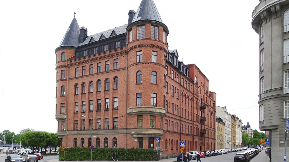 Lärarstiftelsen säljer fastigheten Bajonetten 7 på Strandvägen 57 i Stockholm.