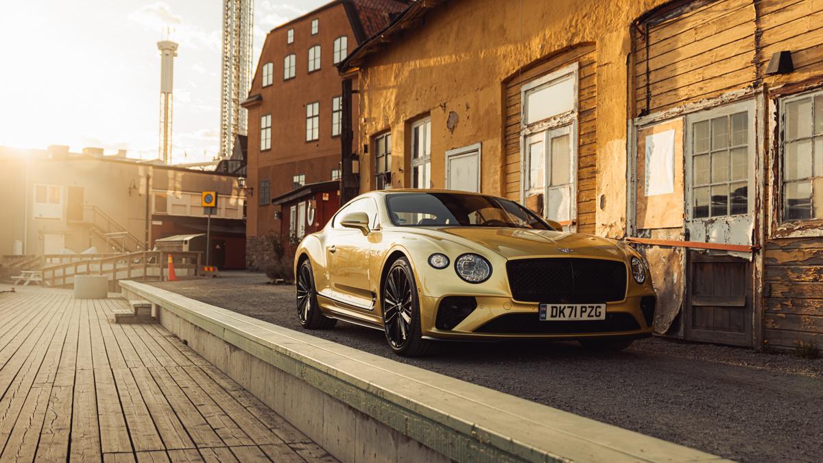 Bentley Continental GT Speed framifrån med Gröna Lund i bakgrunden. bilar