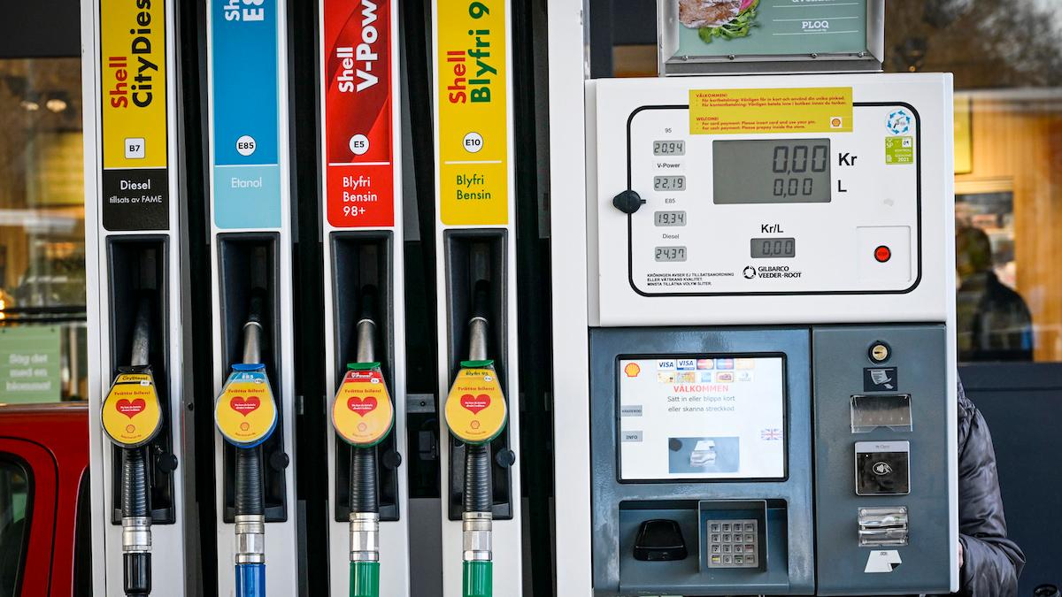 Sänkt pris på drivmedel – bensin under 21 kronor