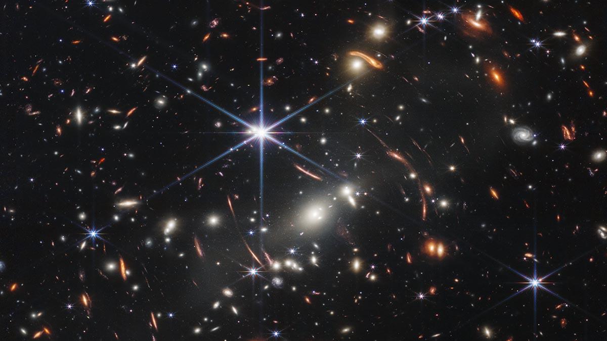 Den första bilden från James Webb-teleskopet visar ljus från galaxer som sändes ut för mer än 13 miljarder år sedan.