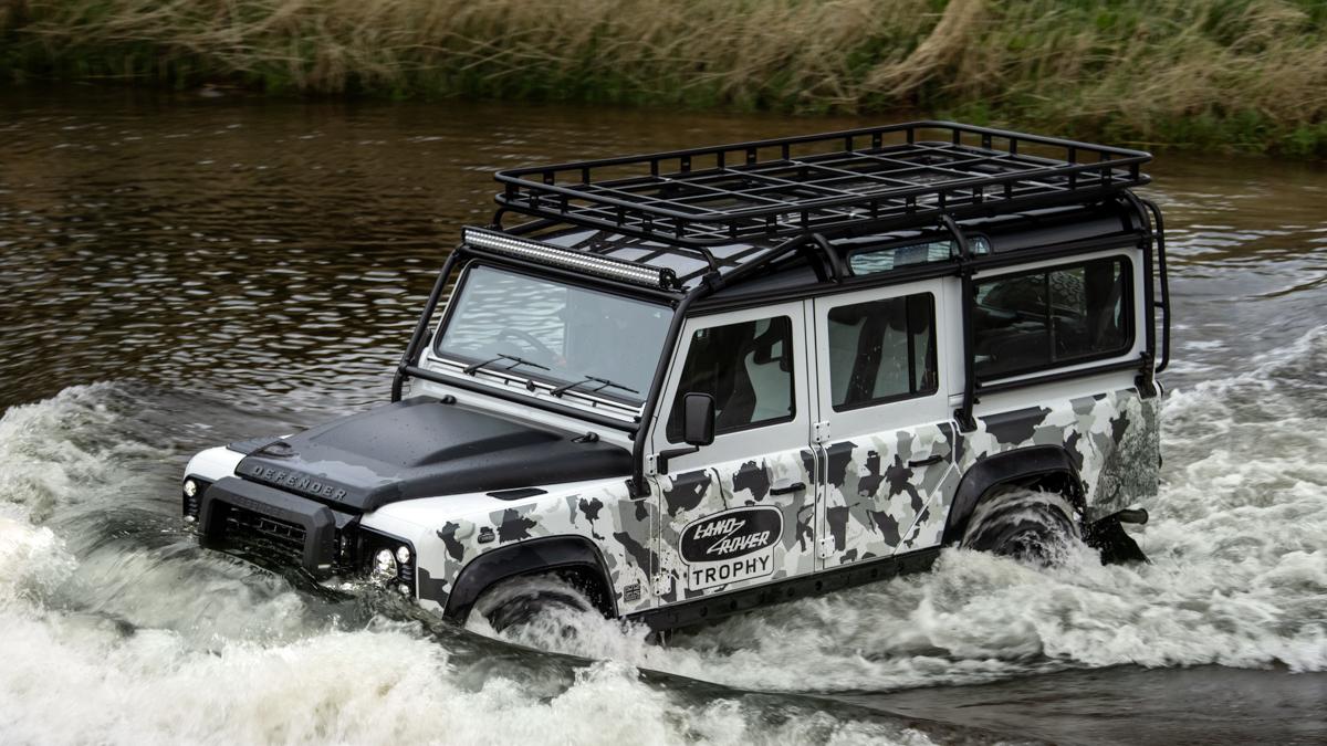 Land Rover Defender genom vatten