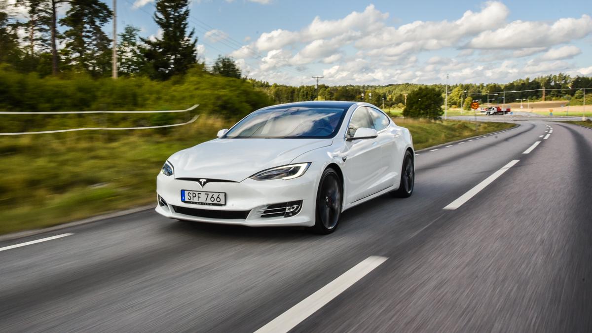 Tesla Model S ute på tur