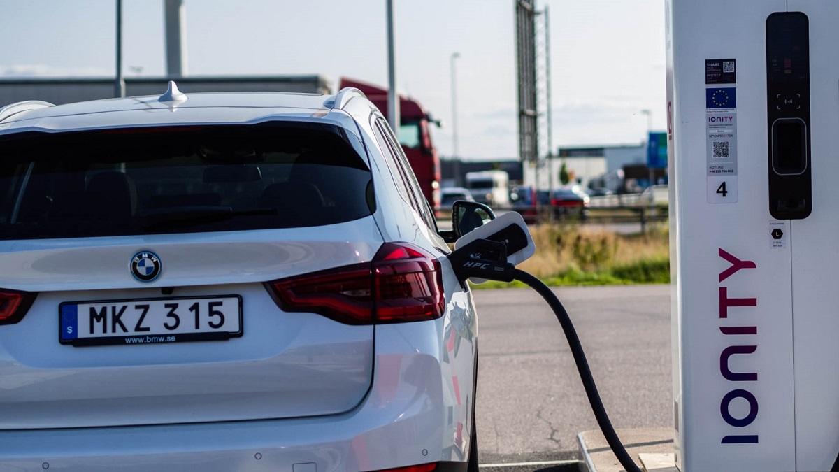 omslagsbild etikett vid snabbladdaren