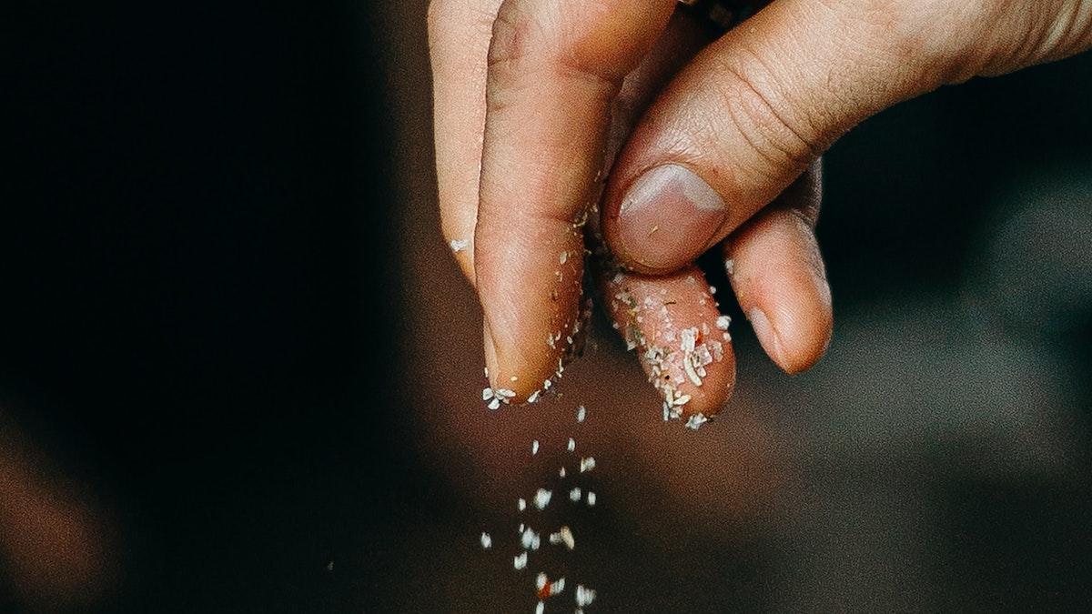 Att hälla salt på maten vid middagsbordet har i en studie visat sig öka risken att dö för tidigt