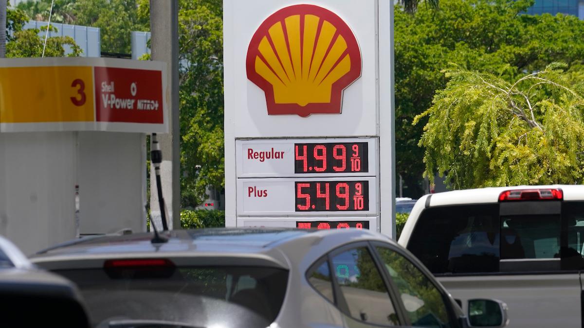 Oljebolag som Shell tjänar på de ökande bränslepriserna, liksom oljeproducerande läder, som Norge