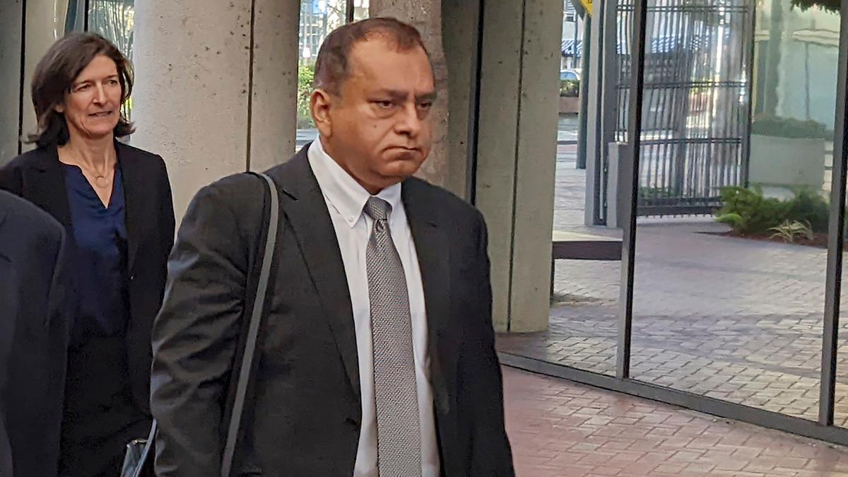Theranos tidigare operativa chef Ramesh Balwani på väg till domstolen i San Jose där han nu har befunnits skyldig till 12 fall av bedrägeri.